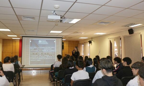 Alumnos visitaron sede del palacio de justicia de Encarnación