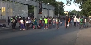 Indígenas bloquean avenida Artigas en reclamo de atención