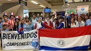 Estudiantes paraguayos arriban al país con premio de mundial de robótica - Nacionales - ABC Color