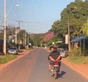 (VIDEO). ¡Peligrosa demostración de amor de motoqueiro a su yiyi!