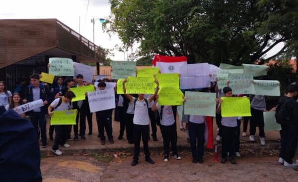 Alumnos del Colegio Área 1 exigen bachillerato técnico en electricidad