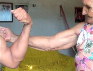 [VIDEO] La abuela “musculosa” se hizo viral en redes al “pelar” sus trabajados bíceps