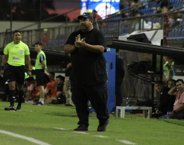 Humberto "Botellón" García dejó de ser entrenador de Sol de América - trece