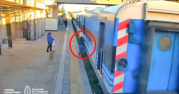 Diario HOY | VIDEO| Se salvó de milagro: quiso subir al tren en movimiento y cayó a las vías
