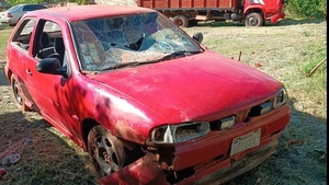 Incidente vial y persecución nocturna: automóvil cae en cuneta y es incautado en Villa Armando