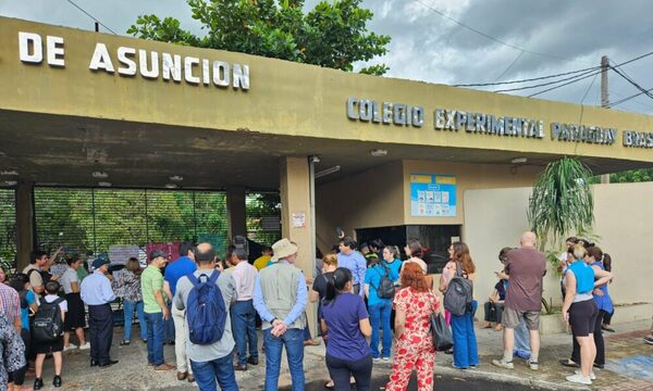 Padres del CEPB hartos del paro universitario abrieron portones para continuar clases