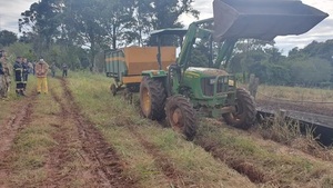 Poblador falleció ayudando a concejal a sacar una canoa con un tractor - Noticiero Paraguay