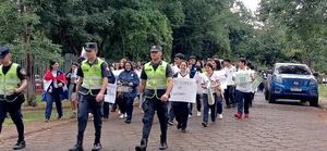 Estudiantes de Ciudad del Este recurren a manifestación para hacer varios reclamos - ABC en el Este - ABC Color