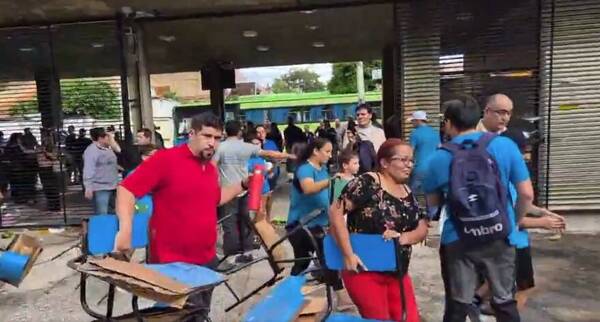 [VIDEO] Cansados del paro, padre de alumnos del CEPB abrieron portones