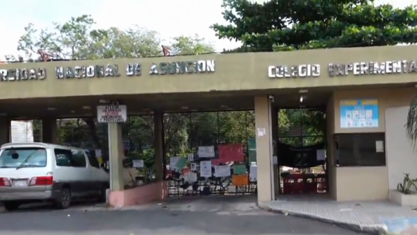 Padres de estudiantes del CEPB derriban barricada de acceso a la Facultad de Filosofía