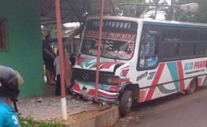 Bus chatarra ocasiona accidente y deja dos lesionados