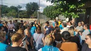 Video: padres del CEPB ingresaron a la fuerza en facultad tomada por estudiantes de la Filosofía UNA - Nacionales - ABC Color