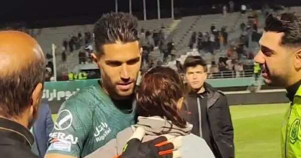 Diario HOY | Sancionan a futbolista en Irán por abrazar a una aficionada