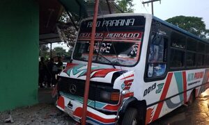 Bus pierde freno y choca contra vivienda