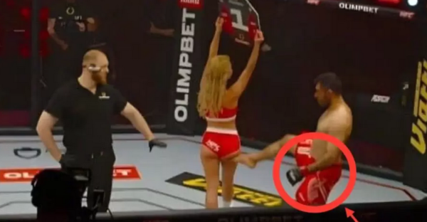 (VIDEO). ¡Luchador pateó a modelo en pleno ring! Fue echado de por vida
