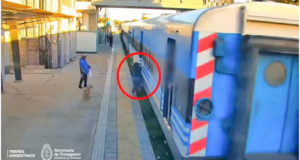 (VIDEO). Una mujer quiso subir al tren en movimiento y cayó a las vías