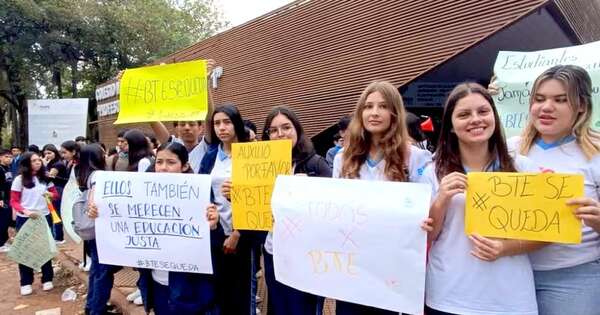 La Nación / Alumnos realizan medida de fuerza