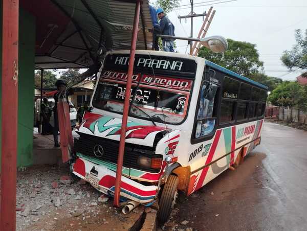 Bus chatarra queda sin frenos y deja dos heridos al estrellarse contra una columna - La Clave