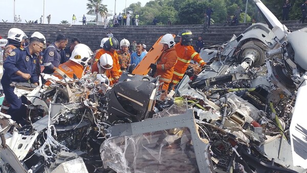 Video: 10 fallecidos por el choque de dos helicópteros de la Marina de Malasia