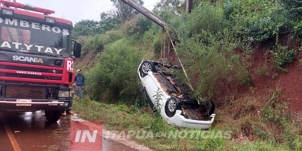 CONDUCTOR DESPISTÓ Y VOLCÓ EN EL DISTRITO DE YATYTAY  - Itapúa Noticias