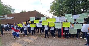 Estudiantes del Colegio Área 1 repudian la irresponsabilidad de directivos de la institución - La Clave