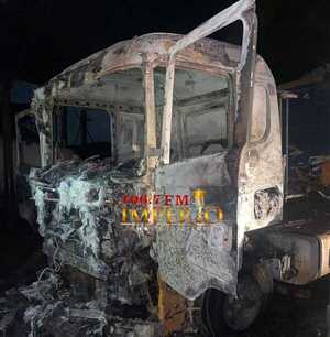 Tractocamión ardió en llamas en una transportadora en el barrio Defensores del Chaco - Radio Imperio 106.7 FM