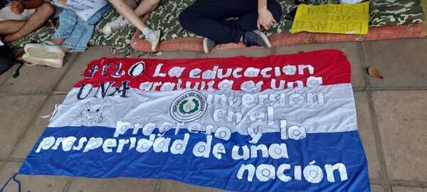 Estudiantes de Filosofía están en vigilia y piden firma de compromiso para evitar persecuciones - Nacionales - ABC Color