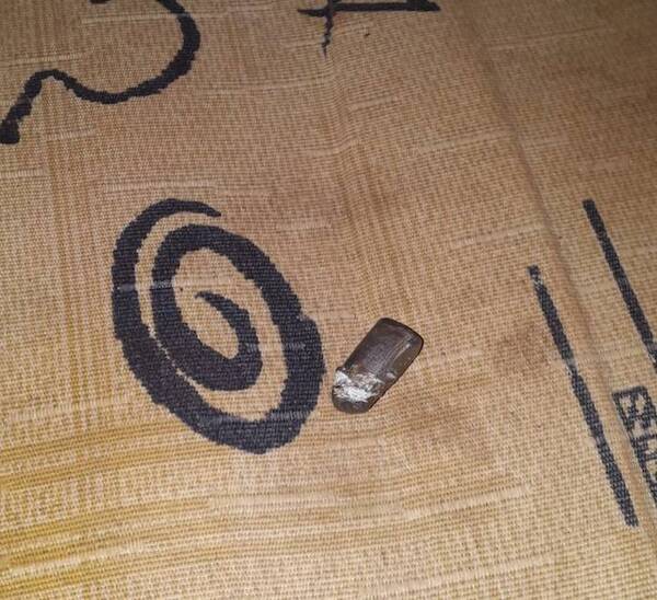 Terrible: estaba tranqui en la vereda de su casa y ¡ligó bala perdida!
