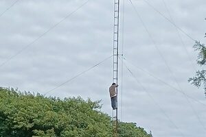 Hombre amenaza con tirarse de la antena de la Facultad de Veterinaria UNA