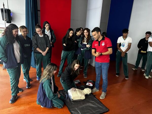 Para salvar vidas, estudiantes se capacitan en técnicas de reanimación - trece