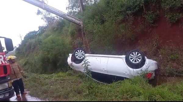 Pista mojada provocó aparatoso vuelco de vehículo en Yatytay