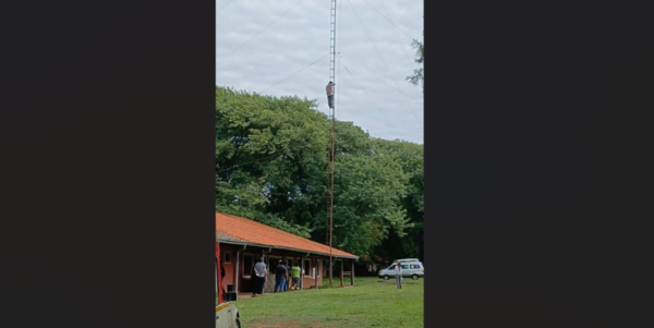 Amenazó con lanzarse de una antena por ayuda para sus mascotas enfermas