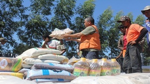 Ñeembucú: Kits de alimentos llegaron con "tigua'a" a familias afectadas por inundación - Noticias Paraguay