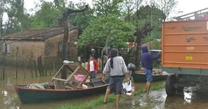 La Nación / Familias abandonan sus hogares por inundación en Villa Florida