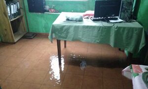 Polis pasados por agua: Comisaría de Coronel Bogado quedó inundada tras lluvia torrencial