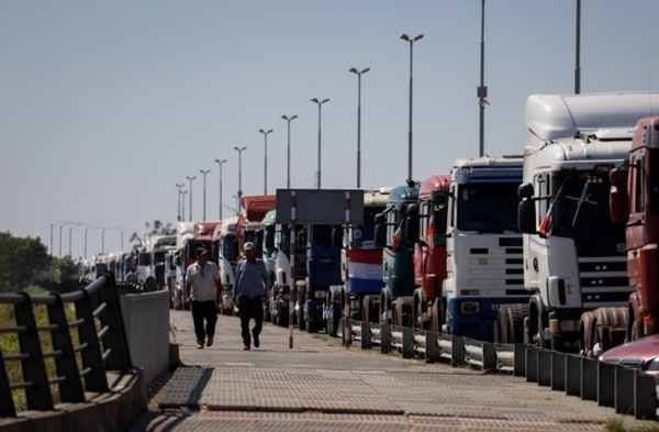 Camioneros desactivan por el momento el paro tras la promesa de acelerar implementación de la carta flete - Megacadena - Diario Digital