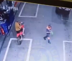 (VIDEO). Motochorros asaltaron estación de servicio y robaron moto de cliente