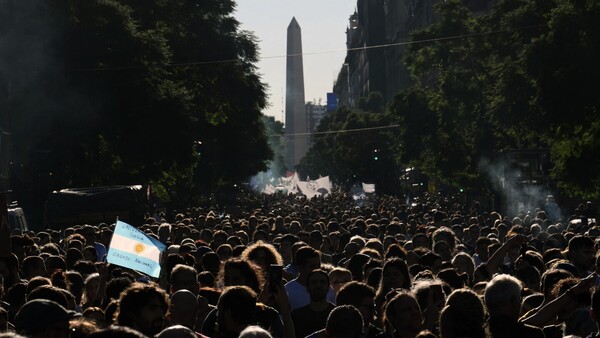 Masiva marcha de estudiantes en rebeldía contra el ajuste a las universidades argentinas