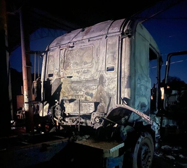 PJC: Tractocamión ardió en llamas en una transportadora en el barrio Defensores del Chaco