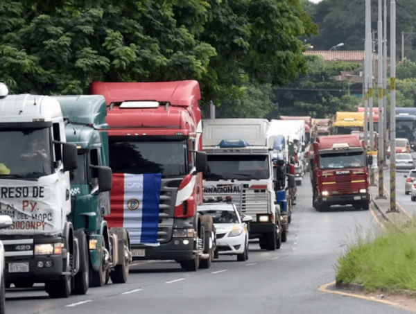 Camioneros no irán a paro tras acuerdo con el gobierno, según Dinatran · Radio Monumental 1080 AM