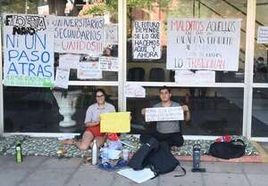 Hambre Cero: estudiantes siguen en vigilia y tomas en reclamo de nueva ley - Nacionales - ABC Color