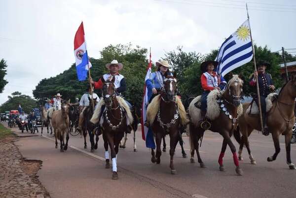 Carapeguá: reciben a jinetes uruguayos que vienen siguiendo las huellas de Artigas - Nacionales - ABC Color