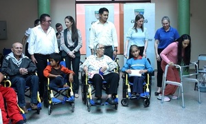 Primera Dama del Caaguazú entrega de herramientas de movilidad para personas con discapacidad