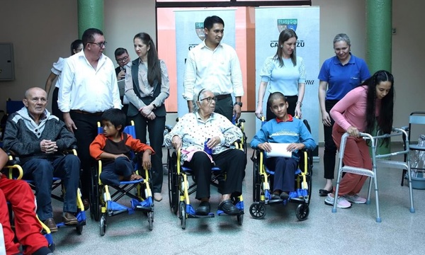 Primera Dama del Caaguazú entrega de herramientas de movilidad para personas con discapacidad