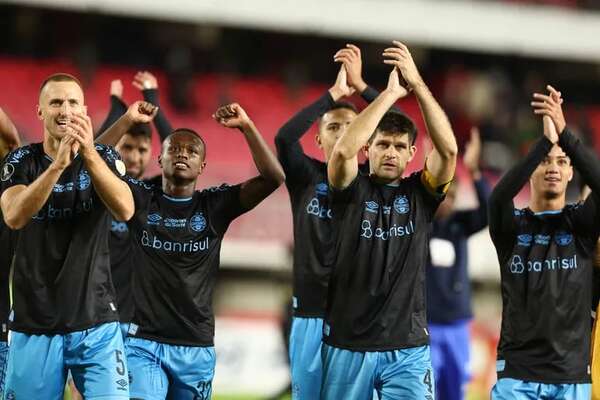 Gremio suma sus primeros 3 puntos con 10 jugadores, tras expulsión de Villasanti - Fútbol Internacional - ABC Color