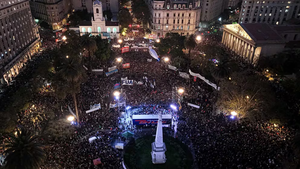 Una multitud colmó la Plaza de Mayo y alrededores y criticó el recorte presupuestario de Milei - Megacadena - Diario Digital