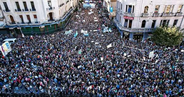 La Nación / Repudio contra recortes a la universidad pública