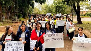 Estudiantes salieron a las calles con un abanico de reclamos en Ciudad del Este