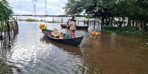 Familias abandonan sus hogares por inundación