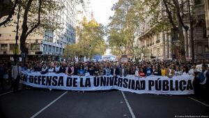 Miles marchan en defensa de universidad pública en Argentina - San Lorenzo Hoy